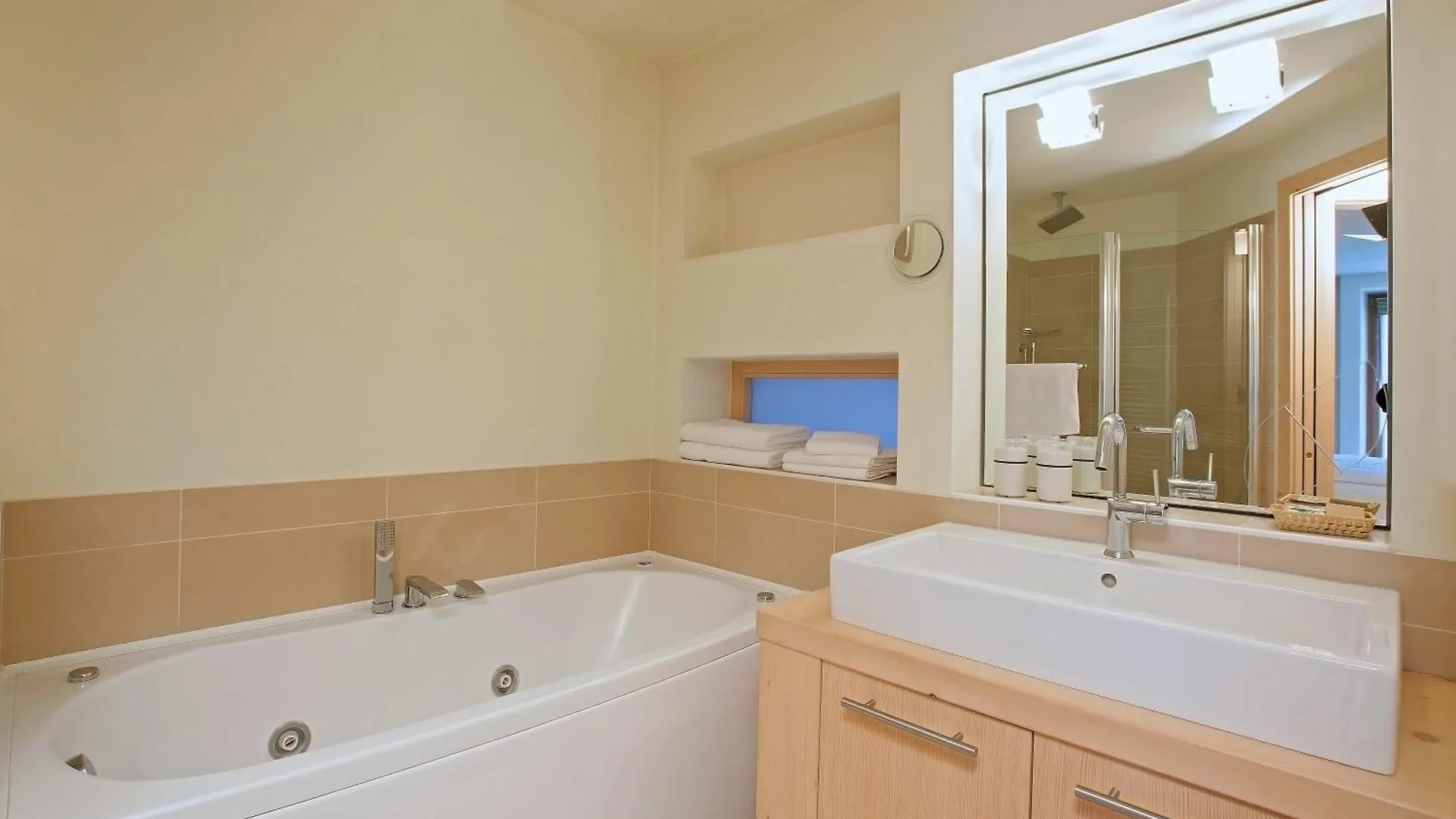 Alpine Rooms And Suites Livigno - Camana Noa - 3*,