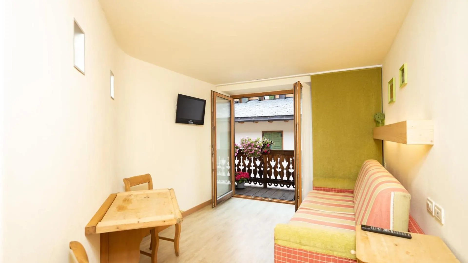 Alpine Rooms And Suites Livigno - Camana Noa - 3*,  Italy